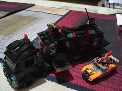 built SWAT Lego set with 4 additional Lego police/SWAT characters
