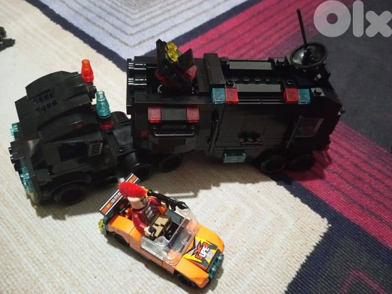 built SWAT Lego set with 4 additional Lego police/SWAT characters 2