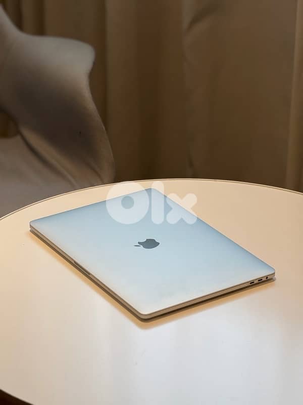 Macbook Pro 15-inch, 2018 Silver 3