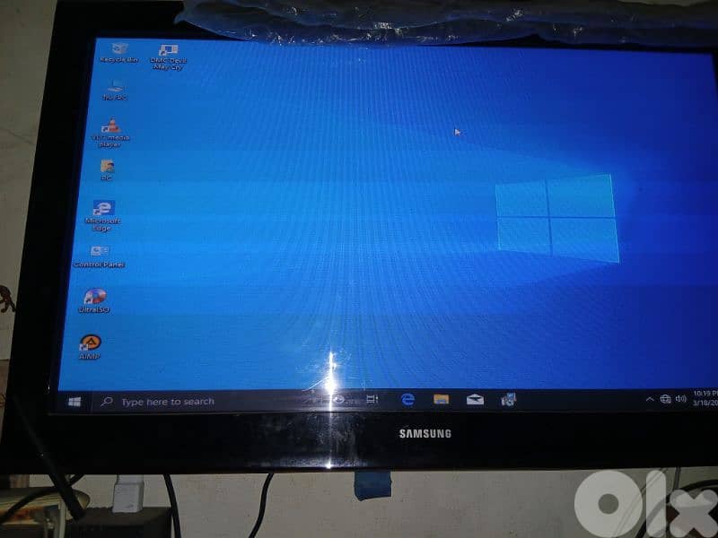 Core i7 2nd gen Ram:8gb ddr3 SSD 256 GB + HDD 500 GBmouse and keyboard 2