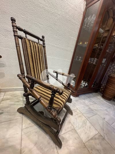 كرسي هزّاز خشبي كلاسيكي (Rocking Chair)