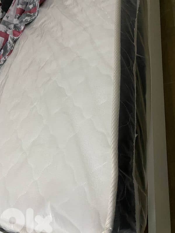 Hot Deal: Bed + Thick Mattress 170x195 cm 1