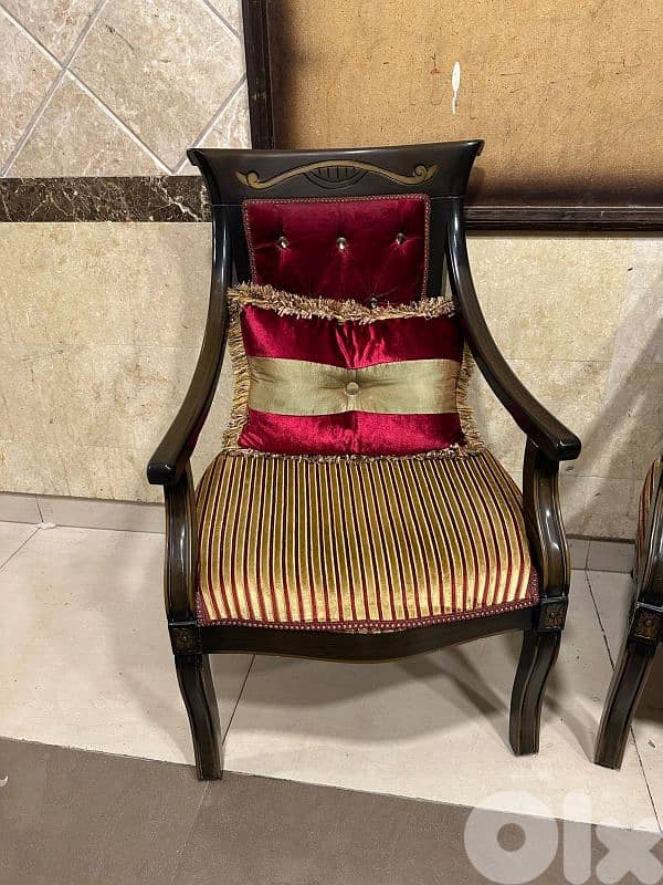 طقم كنبايات شغل توصاية اربع قطع وطاولة قماش وردة كتير مرتب 3