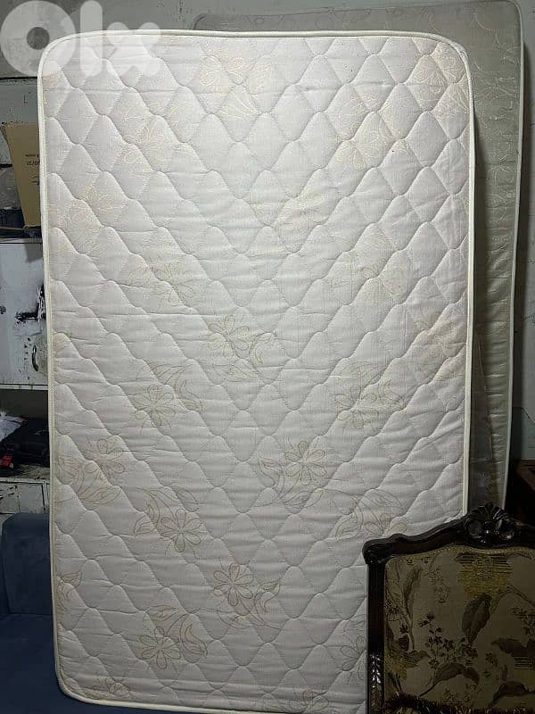 اوضة نوم تختين مع فرشات شبه جديدة 4