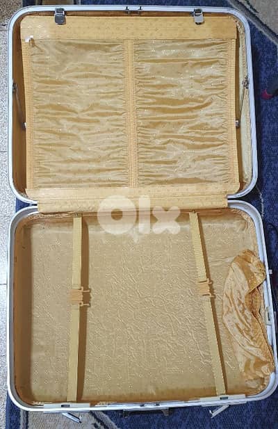 شنطة سفر قديم كتير  و نضيف  شبه  جديد ماركة برنس صانع  تايوان ٢٥ دولار