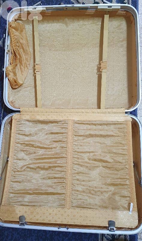 شنطة سفر قديم كتير  و نضيف  شبه  جديد ماركة برنس صانع  تايوان ٢٥ دولار 1