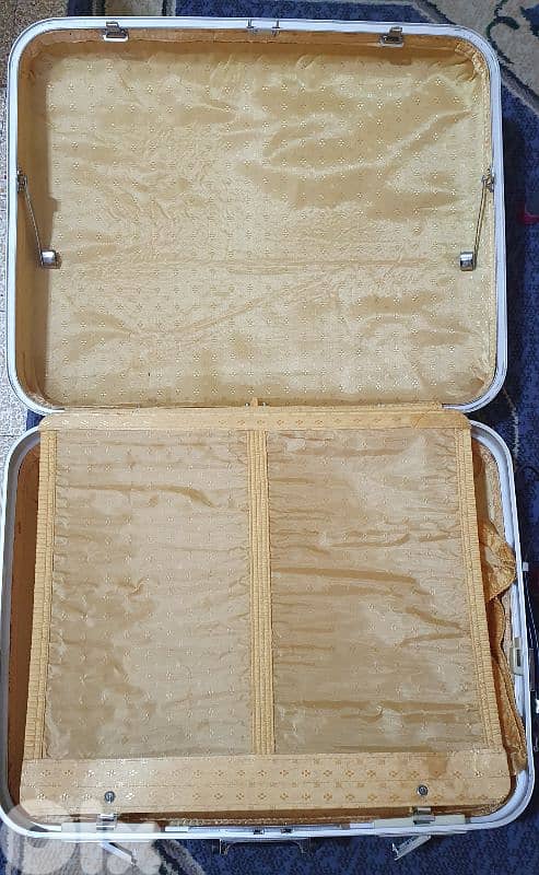 شنطة سفر قديم كتير  و نضيف  شبه  جديد ماركة برنس صانع  تايوان ٢٥ دولار 2