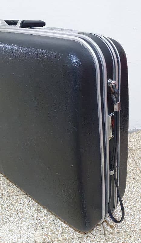 شنطة سفر قديم كتير  و نضيف  شبه  جديد ماركة برنس صانع  تايوان ٢٥ دولار 8