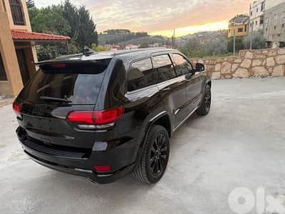 grand cherokee 2018 altitude 4wed   فتحة سقف