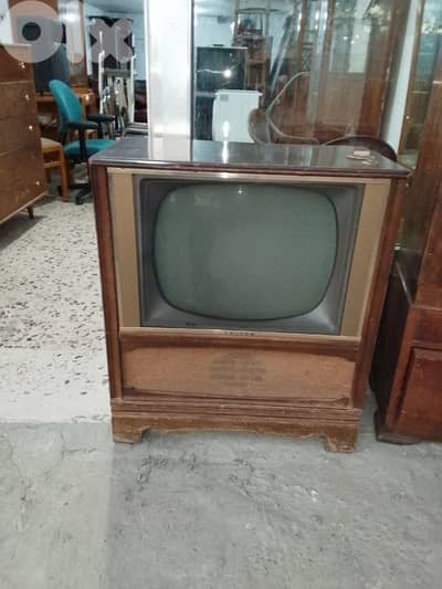 تلفزيون وأسطوانة  من الزمن الجميل