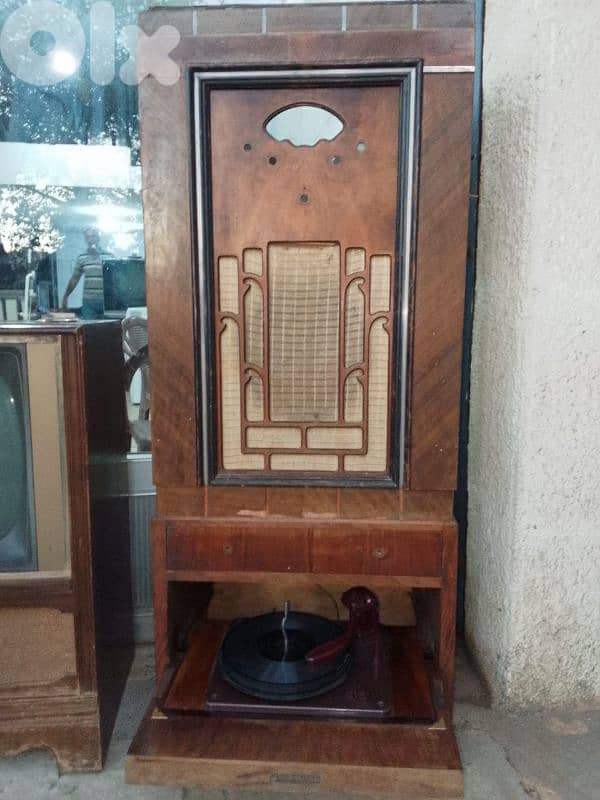 تلفزيون وأسطوانة  من الزمن الجميل 1