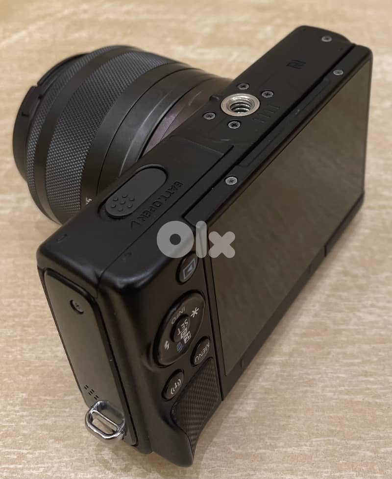 Canon eos m100 with lens 15-45m 1