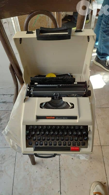 manual typewriter 1