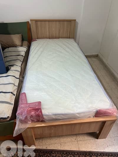 تخت مفرد  مع فرشة جديدة من المعمل بافضل الاسعار