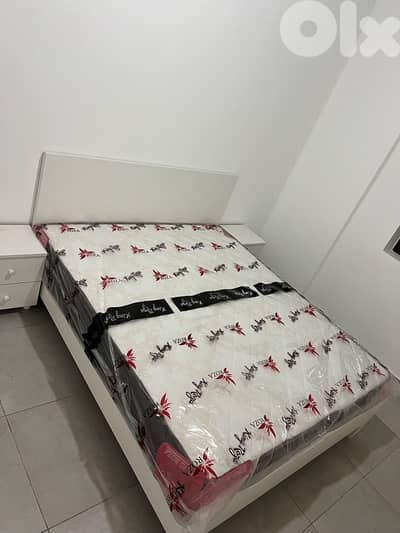 تخت مجوز وتنين كمود مع فرشة جديدة من المعمل بافضل الاسعار