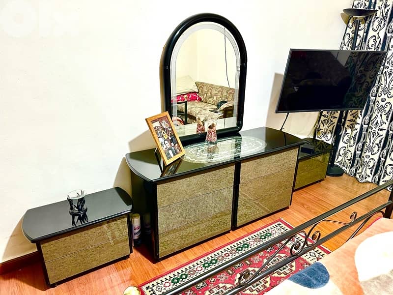 Full Master Bedroom غرفة نوم كاملة بدون خزانة مع مكيف وكنباية وبرادي 1