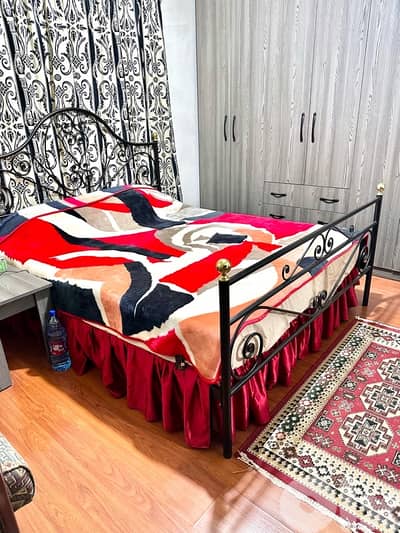 Full Master Bedroom غرفة نوم كاملة بدون خزانة مع مكيف وكنباية وبرادي