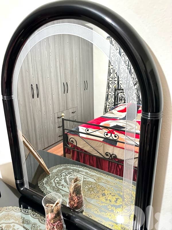 Full Master Bedroom غرفة نوم كاملة بدون خزانة مع مكيف وكنباية وبرادي 6