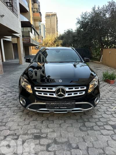 Mercedes GLA 250 4matic 2018 black on black (clean carfax)