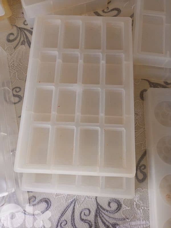 قوالب شوكولا بحالة جيدة جدا 4