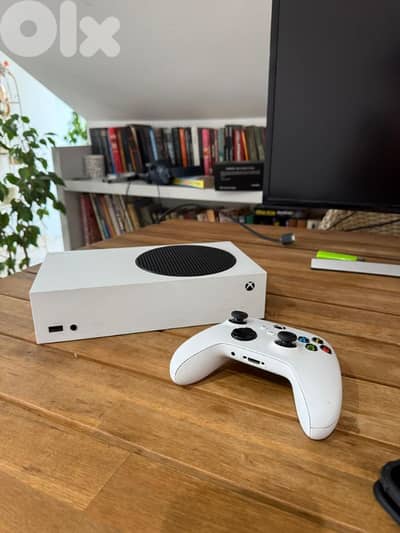 xbox series s with one controler and 40 games (bought not game pass)
