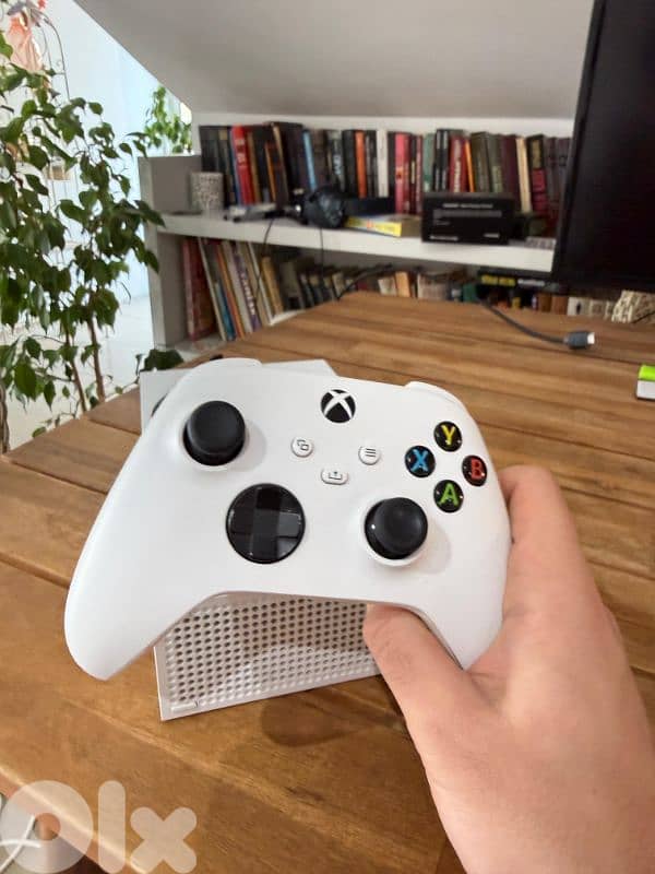 xbox series s with one controler and 40 games (bought not game pass) 1