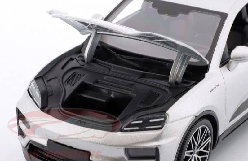 Porsche Macan Turbo Electric 2024 diecast car model 1;24 6