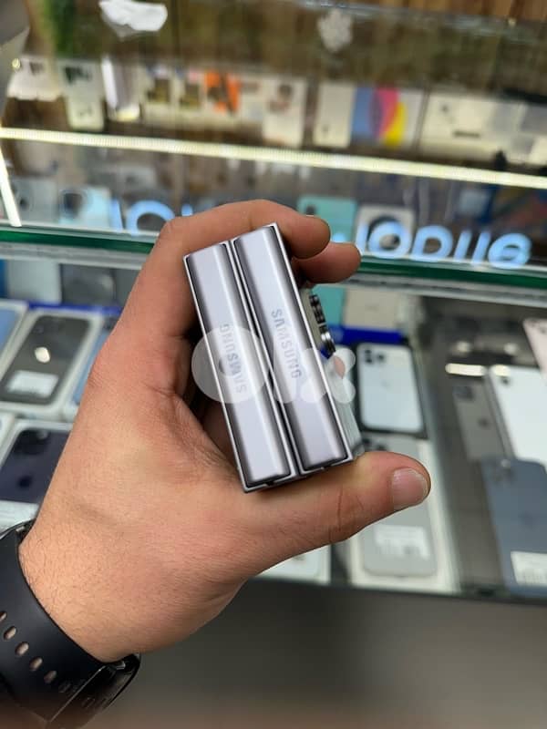 Z Flip 6 256Gb 8R super clean like new 1