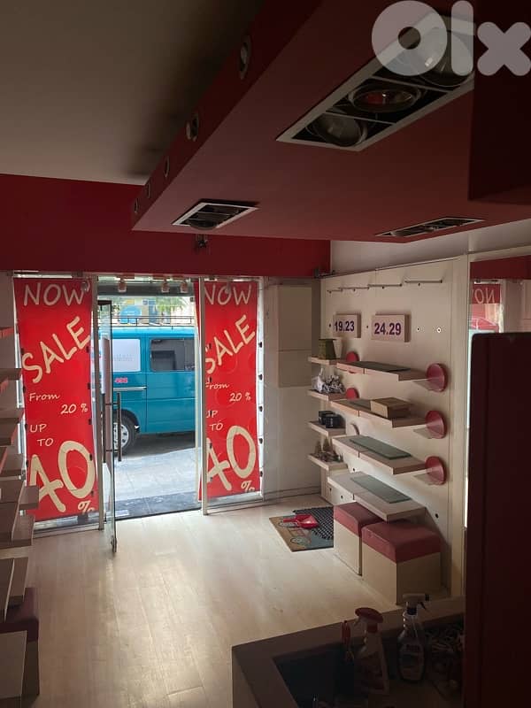 ديكور  محل كامل للبيع 1