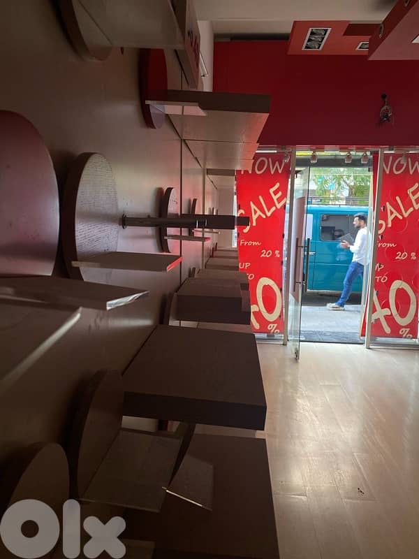 ديكور  محل كامل للبيع 6