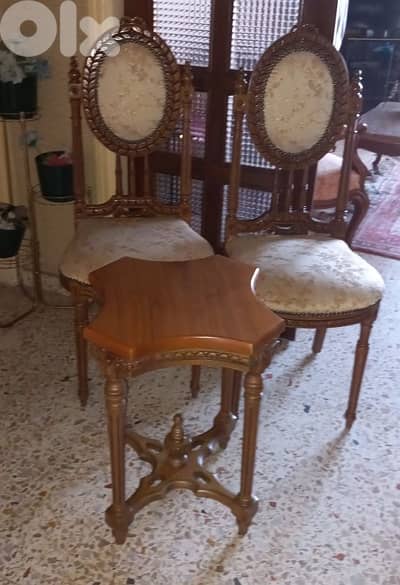 2 Chaises Fauteuil et Table en bois massif.