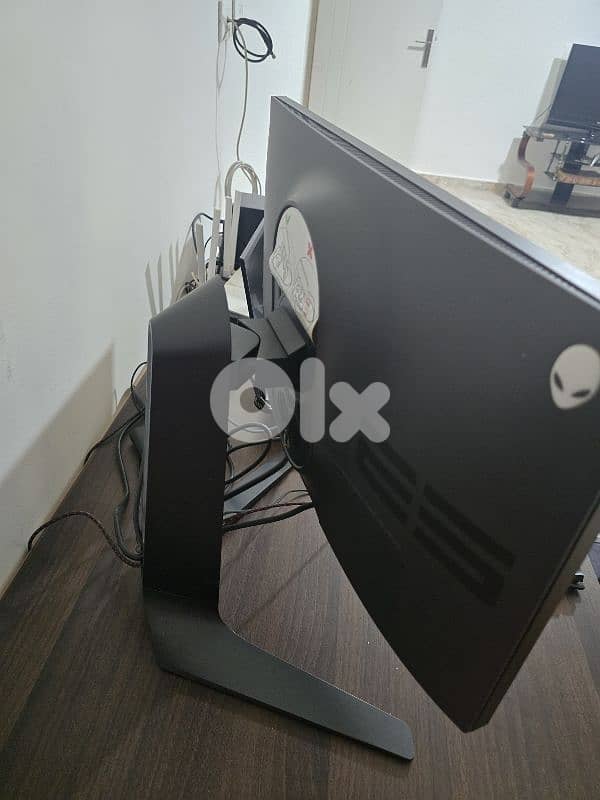 gaming monitor and backup ups 3000 2