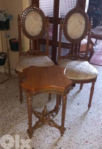 2 Chaises Fauteuil et Table en bois massif.