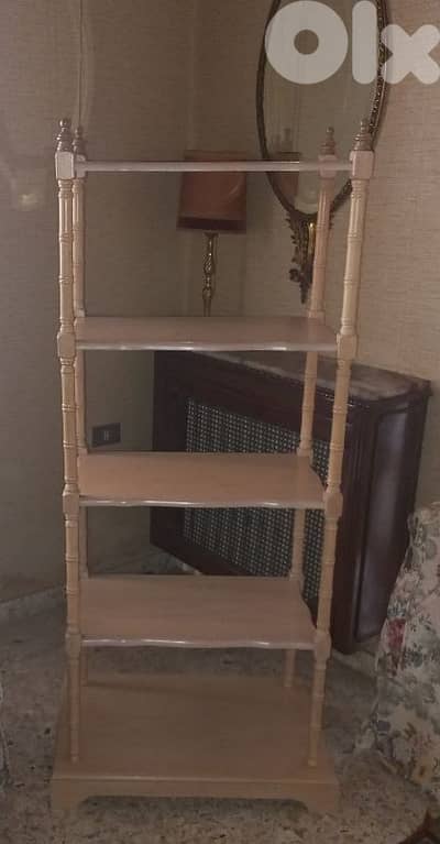 Etagère en bois 5 étages, couleur rose.