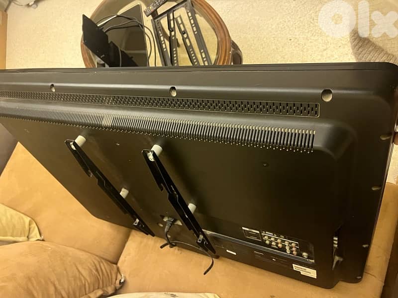 Philips LCD TV 37” مع ستاند + تعليق حائط – جاهز للاستعمال 3