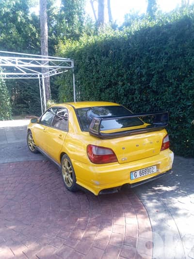 سوبارو بي أر زد 2000