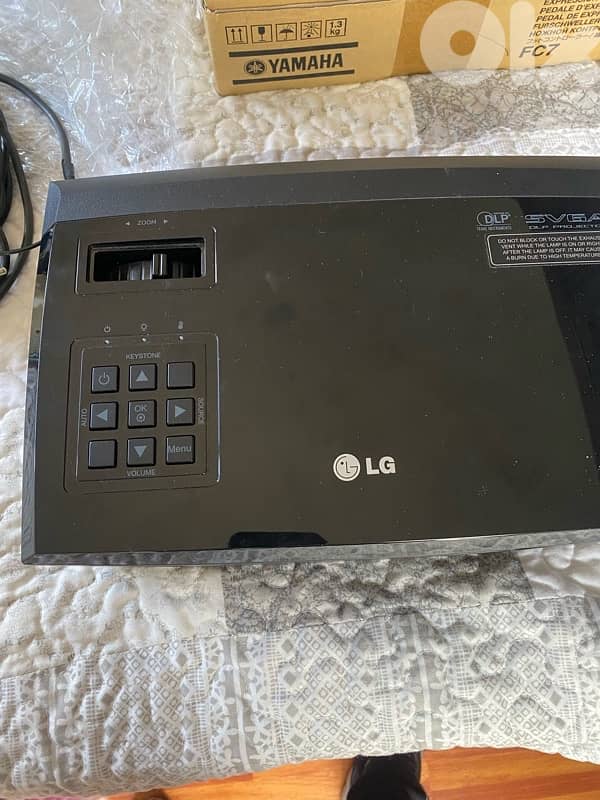 LG SVGA DLP Projector 1