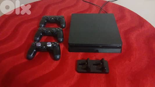 PS4 slim 1000gb 3 controllers with charging station