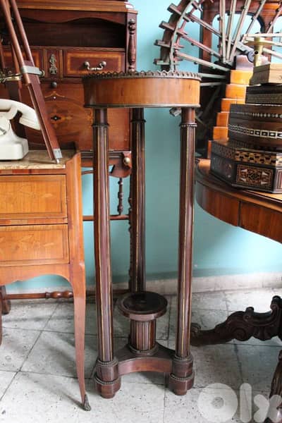 Antique French side tableطاولة زاوية فرنسية انتيك