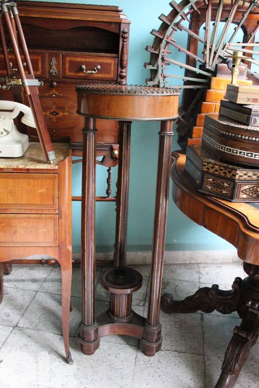 Antique French side tableطاولة زاوية فرنسية انتيك 1