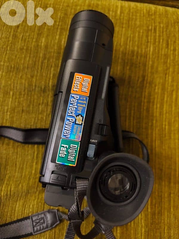 Hitachi VM-E358E 8mm video camera/recorder. Key features include:  8mm 2