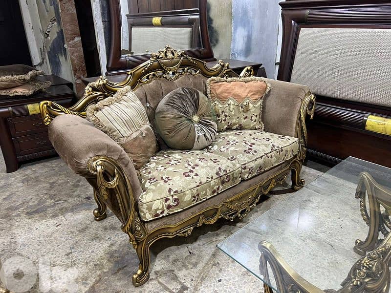 طقم كنبايات ملكي حفر خشب زان اربع قطع وطاولة 1