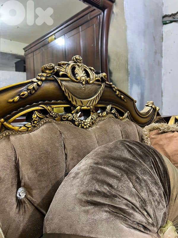 طقم كنبايات ملكي حفر خشب زان اربع قطع وطاولة 7