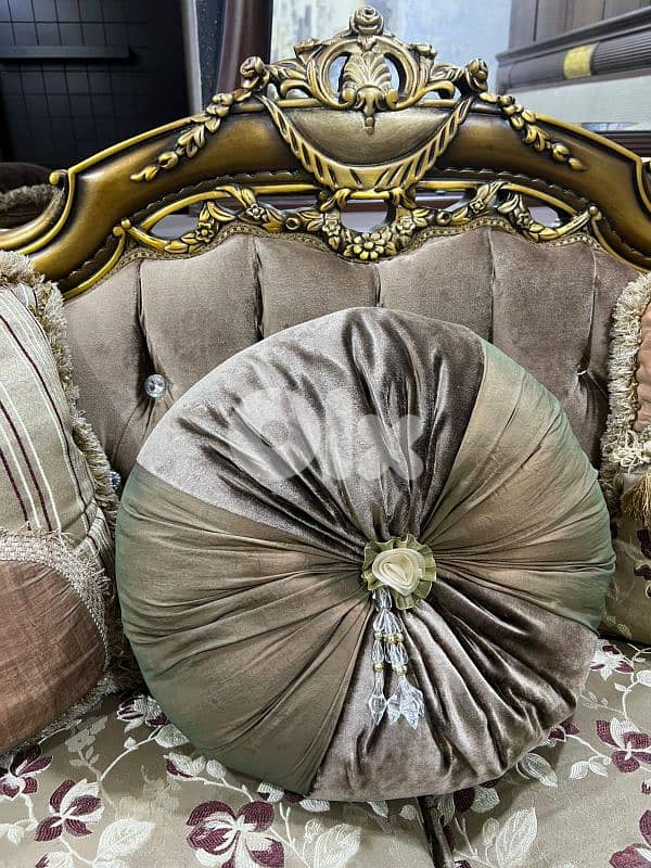 طقم كنبايات ملكي حفر خشب زان اربع قطع وطاولة 9