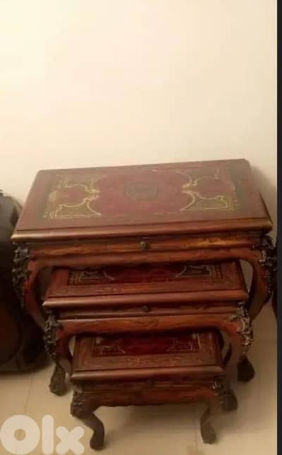 للبيع عدد ٣ طاولات انتيك