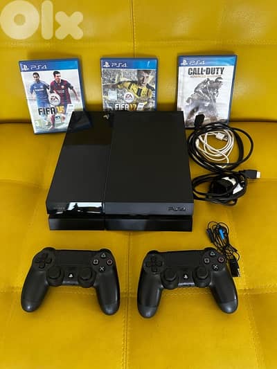 PS4 + 2 controllers + 3 games