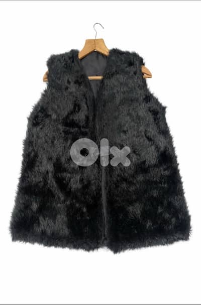 جاكيت فرو أسود نسائي أنيق – بدون أكمام