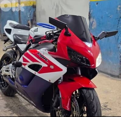 HONDA CBR 1000RR MODEL 2005 مسجلة بأسمي وعلى التسجيل