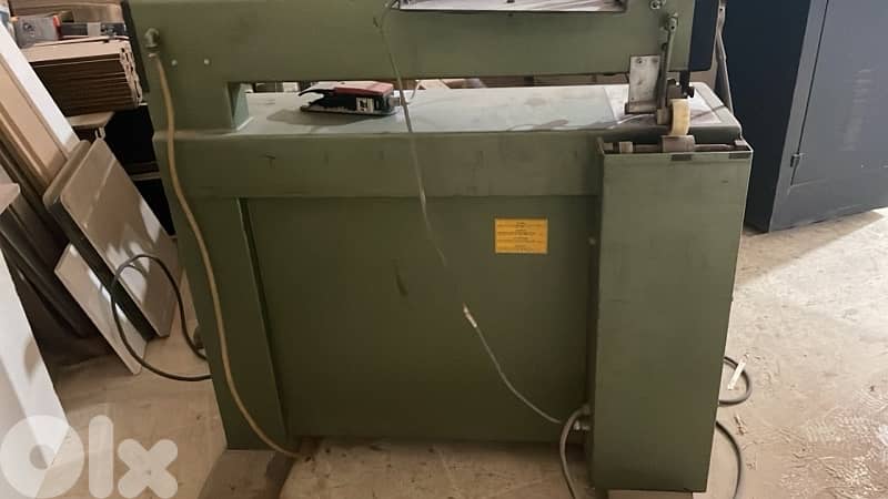 مكبس ومقطع قشره وخياطة ومنشار وكمبرصير هوا  للبيع 13