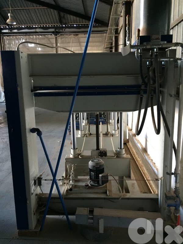 مكبس ومقطع قشره وخياطة ومنشار وكمبرصير هوا  للبيع 16